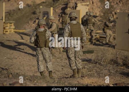 CAMP TITIN, Giordania (8 luglio 2018) DEGLI STATI UNITI Marine Corps Col. Farrell J. Sullivan (sinistra), comandante, e Sgt. Il Mag. Jeffrey A. giovani (a destra), sergente maggiore, 26 Marine Expeditionary Unit (MEU), osservare Marines e marinai durante il supporto della formazione di Camp Titin, Giordania, luglio 8, 2018. Iwo Jima è il fiore all' occhiello di Iwo Jima Amphibious pronto il gruppo e con la avviato 26 Marine Expeditionary Unit, è distribuito negli Stati Uniti Quinta Flotta area di operazioni a sostegno di operazioni navali per garantire stabilità marittimo e la sicurezza nella regione centrale di collegamento del Mediterraneo e la PA Foto Stock