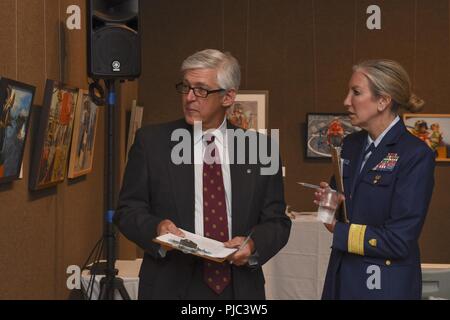 La guardia costiera Adm posteriore. Melissa Bert, direttore di organizzazioni governative e gli affari pubblici, al fianco di Robert Pillsbury, presidente del Club Salmagundi, valutare artwork durante il Coast Guard programma Art (COGAP) nella città di New York, 12 luglio, 2018. COGAP fa uso di raffinata arte di educare il pubblico su i ruoli e le missioni della Guardia Costiera. Foto Stock