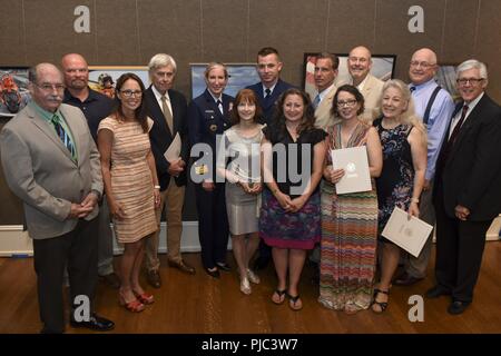 Molti degli artisti a portata di mano per la Guardia Costiera programma Arte (COGAP) cerimonia cavalletto posteriore con ADM. Melissa Bert, direttore di organizzazioni governative e gli affari pubblici, nella città di New York, 12 luglio, 2018. Arte COGAP fornisce testimonianza visiva per il contributo unico della Guardia Costiera offre alla nazione. Foto Stock