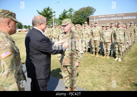 Il Mag. Gen. Gordon L. Ellis, a destra la trentottesima divisione di fanteria comandante generale, riceve il suo due star rank da suo fratello George, durante una cerimonia di promozione di Indianapolis, Venerdì, 13 luglio 2018. Ellis, chi si è preso carico della divisione in febbraio, ha servito nei militari per più di trenta anni ed è il Marrone dello sceriffo della contea di quando non è in servizio nella Guardia Nazionale. Foto Stock