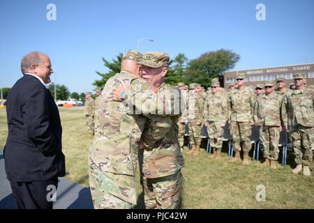 Il Mag. Gen. John Harris, l'assistente aiutante generale dell'Ohio National Guard, abbracci il Mag. Gen. Gordon L. Ellis, la trentottesima divisione di fanteria comandante generale, durante la sua cerimonia di promozione di Indianapolis. Venerdì, 13 luglio 2018. Ellis, chi si è preso carico della divisione in febbraio, ha servito nei militari per più di trenta anni ed è il Marrone dello sceriffo della contea di quando non è in servizio nella Guardia Nazionale. Foto Stock