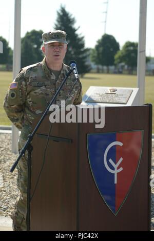 Il Mag. Gen. Gordon L. Ellis, la trentottesima divisione di fanteria comandante generale, parla di truppe, VIP e ospiti presso la sua cerimonia di promozione in Indiana la guardia nazionale presso la Divisione ciclone Armory, Venerdì, 13 luglio 2018. "Non dimenticherò mai che io sto qui oggi in gran parte basato sul vostro lavoro, il vostro impegno e il vostro sacrificio", ha detto Ellis. Foto Stock