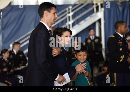 Tibor Csànk, e in entrata 673d ABW commander Col. Patricia A. Csànk sono visti con il loro figlio Aidan a 673d aria ala di base del cambiamento di cerimonia di comando Luglio 13, 2018 a base comune Elmendorf-Richardson, Alaska. 673d ABW commander Col. George T.M. Dietrich III ha girato oltre il comando al Col. Patricia A. Csànk. Foto Stock