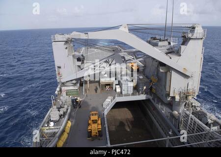 Mar dei Caraibi (10 luglio 2018) Il Whidbey Island-Class Dock Landing Ship USS Gunston Hall (LSD 44) esegue operazioni di gru. La nave è sul supporto di distribuzione i mari del sud, che è un annuale Distribuzione collaborativa NEGLI STATI UNITI Comando Sud area di responsabilità nel caso in cui un gruppo di attività saranno distribuite a condurre una serie di esercizi e di scambi internazionali per migliorare l'interoperabilità, aumentare la stabilità regionale e creare e mantenere relazioni a livello regionale con i paesi di tutta la regione attraverso il giunto, multinazionale e interagenzie di scambi e di cooperazione. Foto Stock