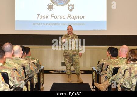 201St Expeditionary Intelligence militare Comandante di brigata, Col. Todd A. Berry, parla ai soldati dell'U.S. Esercito della riserva 259th EMIB, che si sono riuniti presso il Teatro francese, su base comune Lewis-Mccorda, lunedì, 10 luglio 2018, per commemorare l inizio dell esercizio sempre innestata. "Sempre innestata' è il primo del suo genere, multi-componente, e multi-disciplina di esercizio di intelligenza che è strutturato per supportare la forza totale integrazione tra l'America mi Corps, 7 Divisione di Fanteria, prima armata, la 201st EMIB e il 259th EMIB. Per i prossimi quattordici giorni La 201st EMIB aiuterà a valutare un Foto Stock