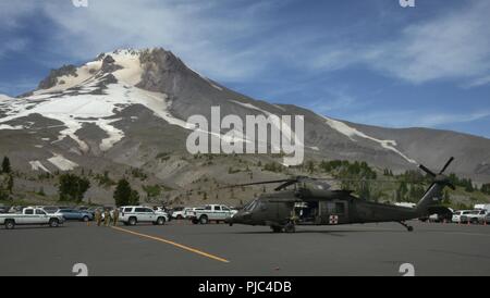 Un esercito di Oregon Guardia Nazionale HH-60M Black Hawk elicottero con l'1-189esimo reggimento aviazione siede nel parcheggio a Timberline Lodge, Mt. Cappa, Oregon, pronto ad assistere un ferito escursionista sulla cima della montagna, 13 luglio 2018. Il salvataggio ha riunito la Oregon Ufficio di gestione delle emergenze, la Clackamas dello sceriffo della contea di office e Portland Mountain Rescue. (Guardia Nazionale Foto Stock