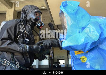 Membri della Oregon Guardia Nazionale di 102º armi di distruzione di massa supporto civile Team di lavorare insieme per identificare i materiali pericolosi come parte di un'agenzia comune esercitazione, luglio 12, 2018 a Autzen Stadium, la University of Oregon in Eugene, Ore. l'esercizio è organizzato per facilitare le comunicazioni operative e integrando le risorse tra la University of Oregon e prima locale agenzie risponditore per includere l'Università il dipartimento di polizia di Eugene esplosivo di polizia Gruppo di smaltimento, Eugene HazMat Fir 2 Federale e i servizi di protezione. (Guardia Nazionale Foto Stock