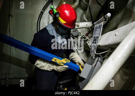 Oceano Pacifico (13 luglio 2018) - Boatswain compagno del 3° di classe Edgar Chajon, da Chicago, protegge i-tipo di puntellamento per una paratia durante un controllo dei danni a bordo di forare il guidato-missile destroyer USS Dewey (DDG 105). Dewey è in corso che partecipano al bordo del Pacifico (RIMPAC) esercizio. Venticinque nazioni, 46 navi, cinque sommergibili, circa 200 aerei, e 25.000 personale partecipano RIMPAC dal 27 giugno al 2 agosto in e intorno alle Isole Hawaii e la California del Sud. Il più grande del mondo marittimo internazionale esercitazione RIMPAC offre una singolare opportunità di formazione mentre fosteri Foto Stock