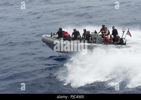 Oceano Pacifico (12 luglio 2018) UN U.S. Navy team di imbarco, assegnati alle visite-missile destroyer USS William Lawrence (DDG 110), approcci U.S. Guardacoste Bertholf WMSL (750) Luglio 12, prima di un esercizio di imbarco durante il cerchio del Pacifico (RIMPAC) esercizio. Venticinque nazioni, 46 navi e sottomarini 5, circa 200 aerei e 25.000 personale partecipano RIMPAC dal 27 giugno al 2 agosto in e intorno all'Isola di Hawaii e la California del Sud. Il più grande del mondo marittimo internazionale esercitazione RIMPAC offre una singolare opportunità di formazione promuovendo e sostenendo Foto Stock