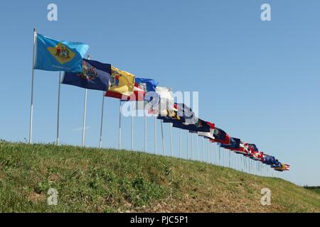 Bandiere volare nel vento durante le cerimonie di apertura per la National Rifle e pistola corrispondenze, Luglio 9, 2018 a Camp Perry Centro comune di formazione vicino a Port Clinton, Ohio. Concorrenti e illustri visitatori si sono riuniti presso il Camp Perry per il tradizionale primo shot cerimonia di apertura del cinque-giro la concorrenza sulle rive del Lago Erie. (Ohio National Guard Foto Stock