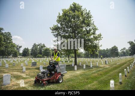 I volontari dell Associazione Nazionale dei professionisti del paesaggio (NALP) aerare la sezione 13 di Al Cimitero Nazionale di Arlington Arlington, Virginia, 16 luglio 2018. Oltre 400 volontari professionisti del paesaggio ha partecipato al NALP XXII del rinnovo annuale e ricordo evento presso il Cimitero Nazionale di Arlington. Volontari aerato turf, piantato fiori, di cui i tubi di irrigazione e illuminazione installata una protezione su diversi alberi. Foto Stock