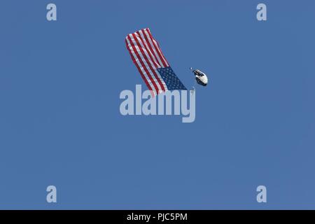 Ritirato Sgt. 1. Classe Dana Bowman, un guerriero ferito Army Ranger e Golden Knight parachutist, durante le cerimonie di apertura per la National Rifle e pistola corrispondenze, Luglio 9, 2018 a Camp Perry Centro comune di formazione vicino a Port Clinton, Ohio. Concorrenti e illustri visitatori si sono riuniti presso il Camp Perry per il tradizionale primo shot cerimonia di apertura del cinque-giro la concorrenza sulle rive del Lago Erie. (Ohio National Guard Foto Stock