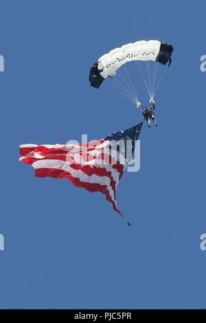 Ritirato Sgt. 1. Classe Dana Bowman, un guerriero ferito Army Ranger e Golden Knight parachutist, durante le cerimonie di apertura per la National Rifle e pistola corrispondenze, Luglio 9, 2018 a Camp Perry Centro comune di formazione vicino a Port Clinton, Ohio. Concorrenti e illustri visitatori si sono riuniti presso il Camp Perry per il tradizionale primo shot cerimonia di apertura del cinque-giro la concorrenza sulle rive del Lago Erie. (Ohio National Guard Foto Stock