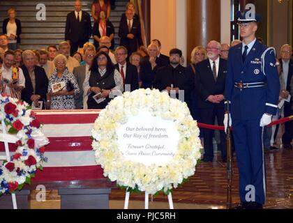 Senior Airman Jack Houston, Guardia d'onore membro dell'Iowa Air National Guard, sorge sentry come ex Gov. Robert Ray risiede nello Stato presso il Campidoglio in Des Moines, Iowa, luglio 12, 2018. Reparti fornendo honors includono membri dell'Iowa Esercito e Air National Guard, Iowa State Patrol e Des Moines dipartimento di polizia. (Iowa Air National Guard Foto Stock