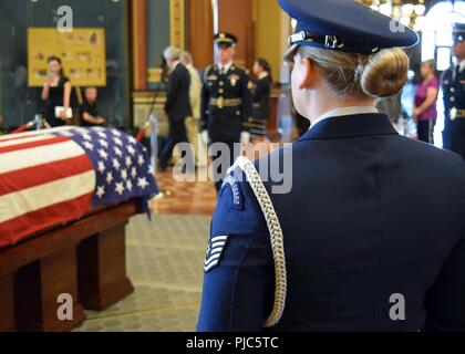 Tech. Sgt. Elizabeth Rodas, Guardia d'onore membro dell'Iowa Air National Guard, sorge sentinella per ex Gov. Robert Ray giacenti nello Stato presso il Campidoglio in Des Moines, Iowa, luglio 12, 2018. Iowa Esercito e Air National Guard, Iowa State Patrol e Des Moines il dipartimento di polizia prevista la lode per l'ex governatore. (Iowa Air National Guard Foto Stock