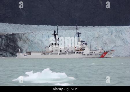 Il Guardacoste Douglas Munro vele passato Margerie ghiacciaio nel Parco Nazionale di Glacier Bay, Alaska, 15 luglio, 2018. Il Douglas Munro equipaggio assistito il Parco Nazionale di Glacier Bay il personale di servizio durante il salvataggio di quattro persone la cui kayak ribaltato in cattive acque, ma tutte e quattro le persone fatte a riva. Stati Uniti Coast Guard Foto Stock