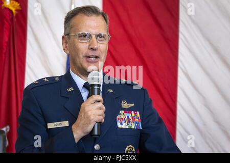 Stati Uniti Air Force Il Mag. Gen. Randall A. Ogden, presiedere officer e 4 Air Force commander, risolve il pubblico durante il 514th aria mobilità ala assunzione del comando cerimonia alla base comuneGuire-Dix Mc-Lakehurst, New Jersey, luglio 14, 2018. Durante la cerimonia, Col. Thomas O. Pemberton, assunse il comando del 514th, che è una Forza Aerea di riserva dell'unità di comando. Foto Stock