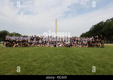 Gli studenti, guide e Marines si riuniscono per una foto di gruppo durante il 2018 lotte vinte Academy nel Distretto di Columbia, 15 luglio. Le battaglie vinte Academy è una parte del Marine Corps' Semper Fidelis Programma All-American, che riconosce i giovani uomini e donne che eccellono in atletica leggera, ma hanno anche dimostrato di essere leader in Aula e nelle loro città di appartenenza. Quasi 100 studente di scuola superiore-atleti hanno partecipato all'Accademia, che si è concentrata sullo sviluppo di fiducia in loro stessi, disciplina, il lavoro di squadra e la levigatura della spirito combattivo che incarna il Marine Corps. Foto Stock