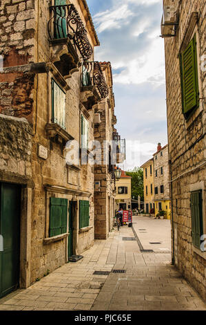 Storica città di Omis in Dalmazia Centrale Foto Stock