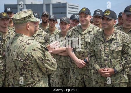 SAN DIEGO (Luglio 13, 2018) Flotta Master Chief Russell Smith visiti l'equipaggio del Los Angeles-class attack submarine USS Annapolis (SSN-760) per discutere Sailor 2025 iniziative mentre visita la Base Navale di San Diego e le unità circostanti. Smith è temporaneamente assumendo i ruoli e le responsabilità del Master Chief Sottufficiali della Marina. Foto Stock