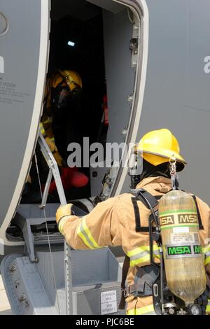 Stati Uniti Avieri assegnato a 424Air Base Squadron, evacuare una vittima al di fuori del piano durante il bagno turco Airbus A400M' Fire fighter esercizio, Wingene Air Base, Belgio, 12 luglio, 2018. Foto Stock