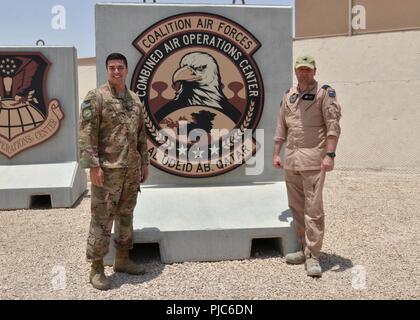 Stati Uniti Air Force Capt. Christopher Bowser, aria le forze di Comando Centrale della Coalizione Cellula di coordinamento vice capo e Wing Commander Brendon Clark del Royal New Zealand Air Force e la Coalizione la cellula di coordinamento del capo, stand prima dell'aria combinata e operazioni nello spazio centro, Luglio 2, 2018 at Al Udeid Air Base, in Qatar. Questo è Bowser la prima implementazione poiché egli cominciò a insegnare a Baden Academy Charter School in Beaver County, Pennsylvania. Foto Stock