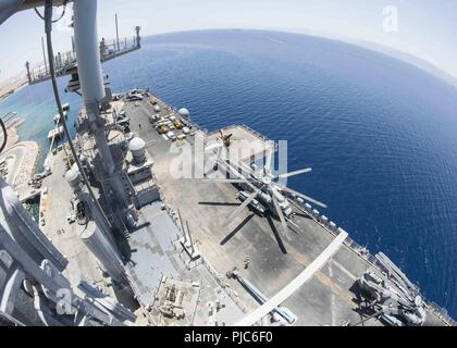 AQABA Giordania (9 luglio 2018) Il Wasp-classe assalto anfibio nave USS Iwo Jima (LHD 7) si trova sul lato del molo. Iwo Jima è distribuito negli Stati Uniti Quinta Flotta area di operazioni a sostegno di operazioni navali per garantire stabilità marittimo e la sicurezza nella regione centrale di collegamento del Mediterraneo e del Pacifico attraverso l'Oceano Indiano occidentale e tre strategici punti di strozzatura. Foto Stock