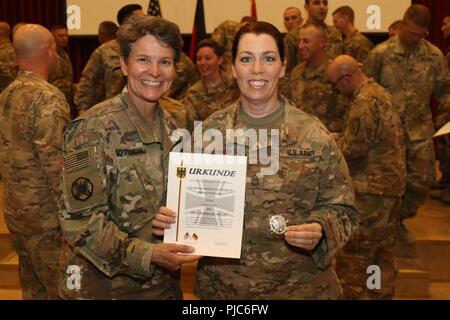 CAMP ARIFJAN, Kuwait - Sgt. 1. Classe Lisa Rodriguez-Presley, del primo teatro supporto Comando- comando operativo post, si erge con il Brig. Gen. Deborah Kotulich, il vice comandante generale del 1° TSC-OCP, dopo aver ricevuto l'argento tedesco forze armate Proficiency Badge, luglio 14. Rodriguez-Presley era il più antico concorrente femmina per completare l'GAFPB questo mese di luglio. (Brevetto statunitense n. S. Esercito Foto Stock