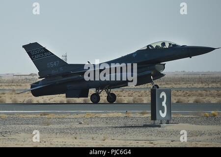 Un pilota dal 157Expeditionary Fighter Squadron terre un F-16 Fighting Falcon, luglio 16, 2018 in una località segreta in Asia sud-ovest. Più di 300 aviatori da 169Fighter Wing della Carolina del Sud Air National Guard ha recentemente distribuito per l'aria 407 Gruppo Expeditionary a sostegno di funzionamento inerenti a risolvere. Foto Stock