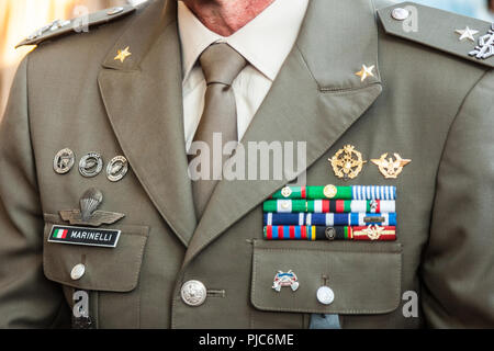 Belgrado, Serbia - Luglio 14, 2018: Close up sul uniforme formale dell'Esercito Italiano, forze di terra durante una cerimonia a Belgrado con immagine di un Ital Foto Stock