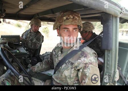 Stati Uniti Esercito personale di riserva Sgt. Matthew Fuchs, 1° Battaglione, 417th Reggimento di Fanteria, trasporta contrapposte forze di soldati dal 1° Stryker Brigade Combat Team attraverso il convoglio-operazioni lane durante il continuo supporto combinato esercizio di formazione a Fort Hunter Liggett, California. CSTX è un grande esercizio di formazione dove le unità di azione tattica di esperienza-scenari di addestramento specificamente progettato per replicare reale missioni del mondo. Foto Stock