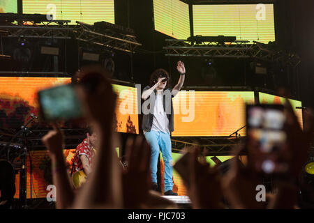 NOVI SAD SERBIA - Luglio 12, 2018: LP, aka Laura Pergolizzi, un firmatario e cantautore, autore di perso su di voi ad esibirsi sul palco durante l'uscita di Fes Foto Stock