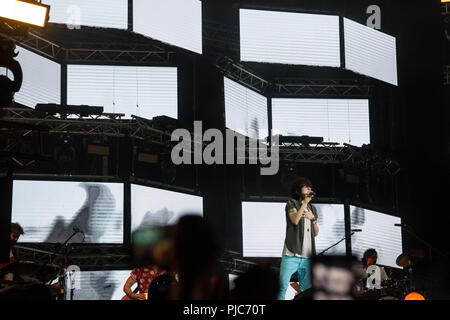 NOVI SAD SERBIA - Luglio 12, 2018: LP, aka Laura Pergolizzi, un firmatario e cantautore, autore di perso su di voi ad esibirsi sul palco durante l'uscita di Fes Foto Stock