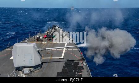 Oceano Pacifico (19 luglio 2018) le visite-missile destroyer USS Sterett (DDG 104) incendi il loro segno 45 5 pollici cannoni leggeri come le navi di condurre un'esercitazione a fuoco durante la fase in corso del cerchio del Pacifico (RIMPAC) Esercizio, 19 luglio. Venticinque nazioni, 46 navi, cinque sommergibili, circa 200 aerei, e 25.000 personale partecipano RIMPAC dal 27 giugno al 2 agosto in e intorno alle Isole Hawaii e la California del Sud. Il più grande del mondo marittimo internazionale esercitazione RIMPAC offre una singolare opportunità di formazione promuovendo e sostenendo la cooperativa relationshi Foto Stock