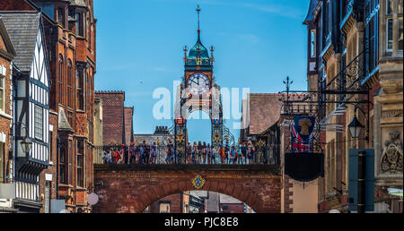 Orologi da torre costruita in epoca vittoriana al di sopra di un arco in stile georgiano, elencato come un punto di riferimento storico. Foto Stock