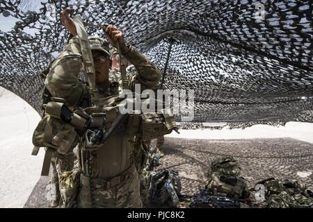 Un U.S. Soldato dell'esercito, assegnato alla decima divisione di montagna e Africa orientale Response Force, indossa il suo ingranaggio per la squadra di fuoco vivo della formazione in Gibuti, 17 luglio 2018. Il EARF rapidamente e rapidamente personalizzabile fornisce pacchetti di forze per proteggere gli interessi americani sul continente africano deve eventuali minacce derivano. Foto Stock