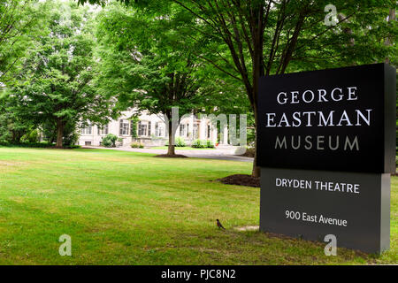 Il segno esterno all'entrata frontale del George Eastman House di Rochester, New York. Foto Stock
