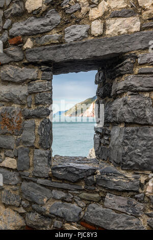 Vista mare da una finestra di pietra di un vecchio rudere muro di castello di Portovenere, Liguria, Italia. Foto Stock