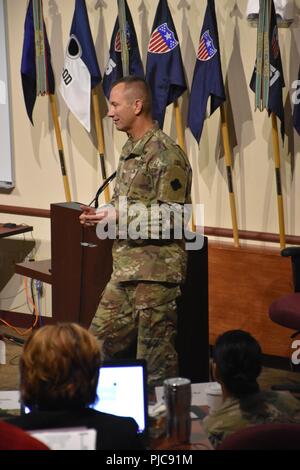 Brig. Gen. Tony R. Wright,'88RD vice comandante generale, presenta una panoramica sull'organizzazione al comando squadre della 81st prontezza di divisione e di U.S. La riserva di esercito Comando, nonché il personale chiave dal 63RD e 99RD, durante la missione annuale Readiness Review (MR2) all'88RD sede sulla Fort McCoy, Wis., 11 luglio e 12. Foto Stock