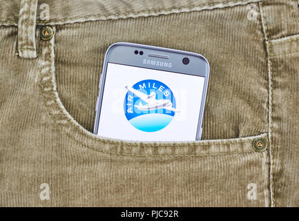 MONTREAL, Canada - 10 agosto 2018: Air Miles app su un cellulare schermo in una tasca dei jeans. Air Miles è il nome di gestite separatamente la lealtà progra Foto Stock