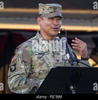 Stati Uniti Esercito Col. Julian Bond, comandante delle forze congiunte Training Base, Los Alamitos, California, offre accoglienti commento durante il mese di luglio 4 fuochi d'artificio spettacolari su base, Luglio 4, 2018. Il partner di installazione con le comunità locali per presentare la comunità annuali di spettacolo di fuochi d'artificio. Le quasi cinque ore di evento di fornitori in primo piano e la visualizza militare, spettacoli musicali e culminato in un 25 minuti di spettacolo di fuochi d'artificio. Insieme alla musica patriottica. Foto Stock