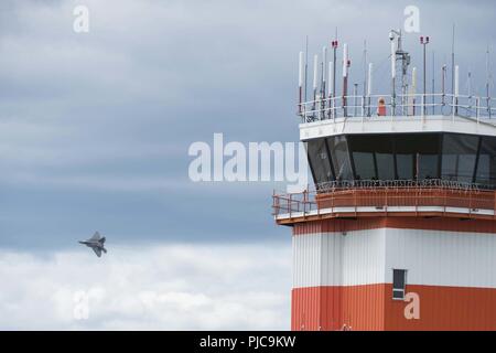 Stati Uniti Air Force Il Mag. Paolo "Loco" Lopez, F-22 Raptor dimostrazione comandante del Team/pilota, vola passa il controllo del traffico aereo nel corso di Torre del Lago freddo Air Show a forze canadesi Base lago freddo, Canada, 22 luglio 2018. La F-22 Raptor è la Air Force del leader degli aerei da caccia a causa della combinazione di stealth, super cruise, manovrabilità e avionica integrata. Foto Stock