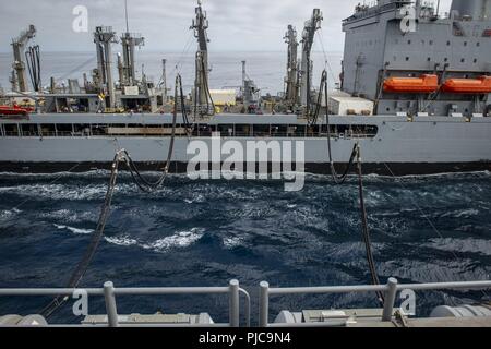 Rilasciato OCEANO PACIFICO (12 luglio 2018) - Henry J. Kaiser-class flotta oliatore di rifornimento USNS Yukon (T-AO 202) conduce a una ricostituzione in mare con Wasp-classe assalto anfibio nave USS Essex (LHD 2) durante una regolare distribuzione pianificata di Essex anfibio gruppo pronto (ARG) e xiii Marine Expeditionary Unit (MEU). L'Essex ARG/MEU team è un forte e flessibile, reattivo e forza coerente in grado di manovrare la guerra tra tutti i domini; esso è attrezzato e dotato di una soluzione scalabile in grado di rispondere a qualsiasi crisi di assistenza umanitaria e di soccorso in caso di catastrofe per le operazioni di emergenza. Foto Stock