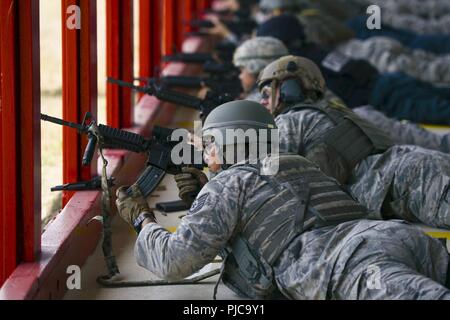 Stati Uniti Air Force Technical Sgt. Cory Irvin, 37th Supporto Training Squadron combat arms formazione e manutenzione di istruttore, inserisce un caricatore nella sua M-4 fucile durante l'aria di istruzione e di formazione del comando Defender sfida la selezione del team Luglio 23, 2018 a base comune San Antonio-Medina allegato, Texas. Defender sfida è una delle forze di sicurezza La concorrenza che box squadre gli uni contro gli altri in armi realistiche, le operazioni di smontaggio del relè e sfida gli eventi. Foto Stock