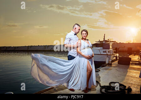 Coppia giovane in amore in estate serata di sole sul mare Foto Stock