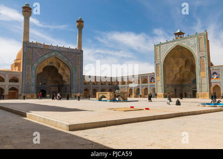 Repubblica islamica di Iran. Isfahan (Esfahan). La Moschea Jameh è il grand, moschea congregazionale. Un sito Patrimonio Mondiale dell'UNESCO. Foto Stock