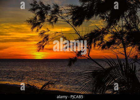 Tramonto su West Mare delle Filippine - Vista dal Ilocos Sur, Luzon, Filippine Foto Stock