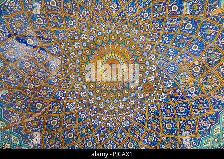 Repubblica islamica di Iran. Shiraz . Shahecheragh santo santuario. Mosaico soffitto tradizionale. Foto Stock