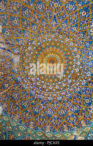 Repubblica islamica di Iran. Shiraz . Shahecheragh santo santuario. Mosaico soffitto tradizionale. Foto Stock