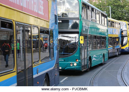 Gli autobus di Dublino come numeri turistiche luogo ma anche come più di 50% di autobus ispezionati dalla sicurezza stradale competente non ha superato il test nell'anno passato. Foto Stock